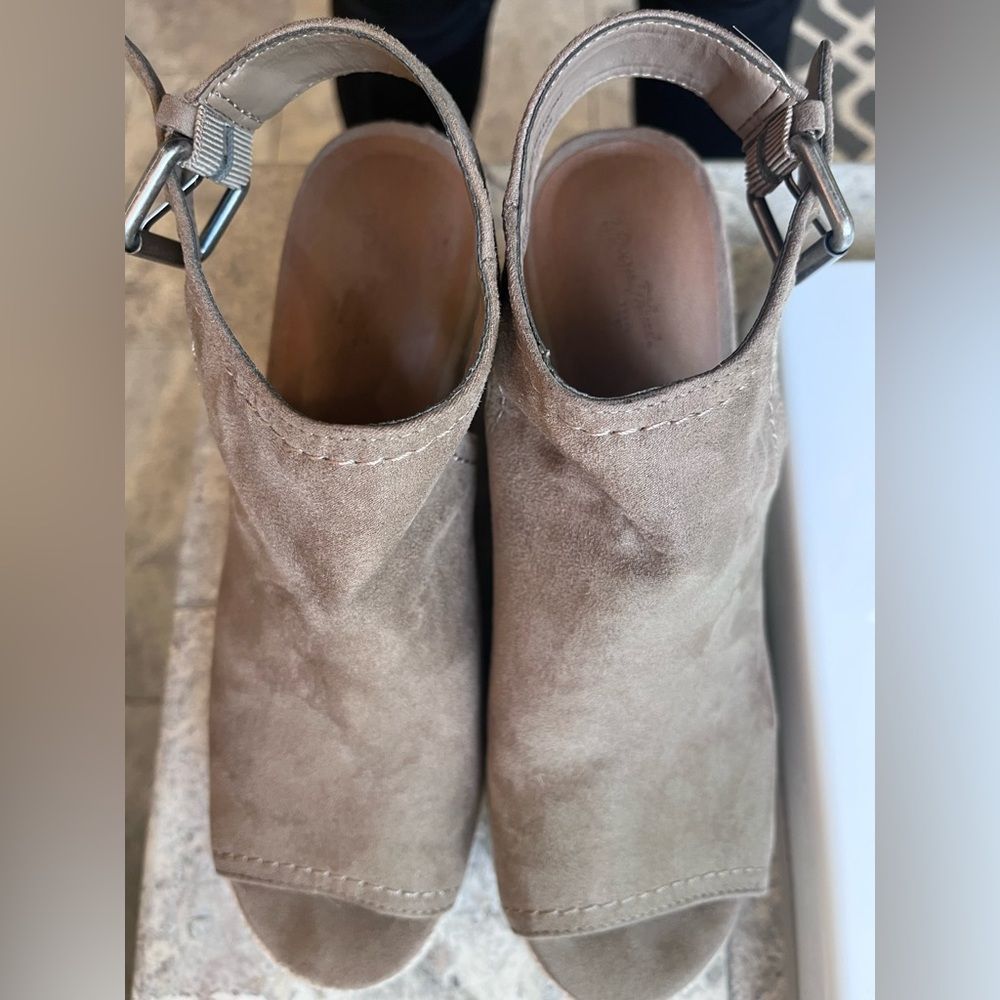 Universal Thread Tan Sueded Platform Sandals - 9m - image 2